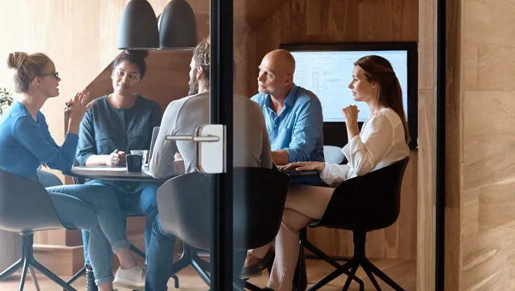 Colleghi impegnati in una riunione in presenza