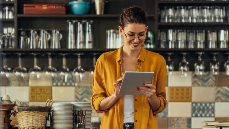 Donna che usa l'app RingCentral sul suo iPad