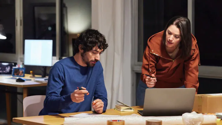 Due colleghi impegnati in una discussione